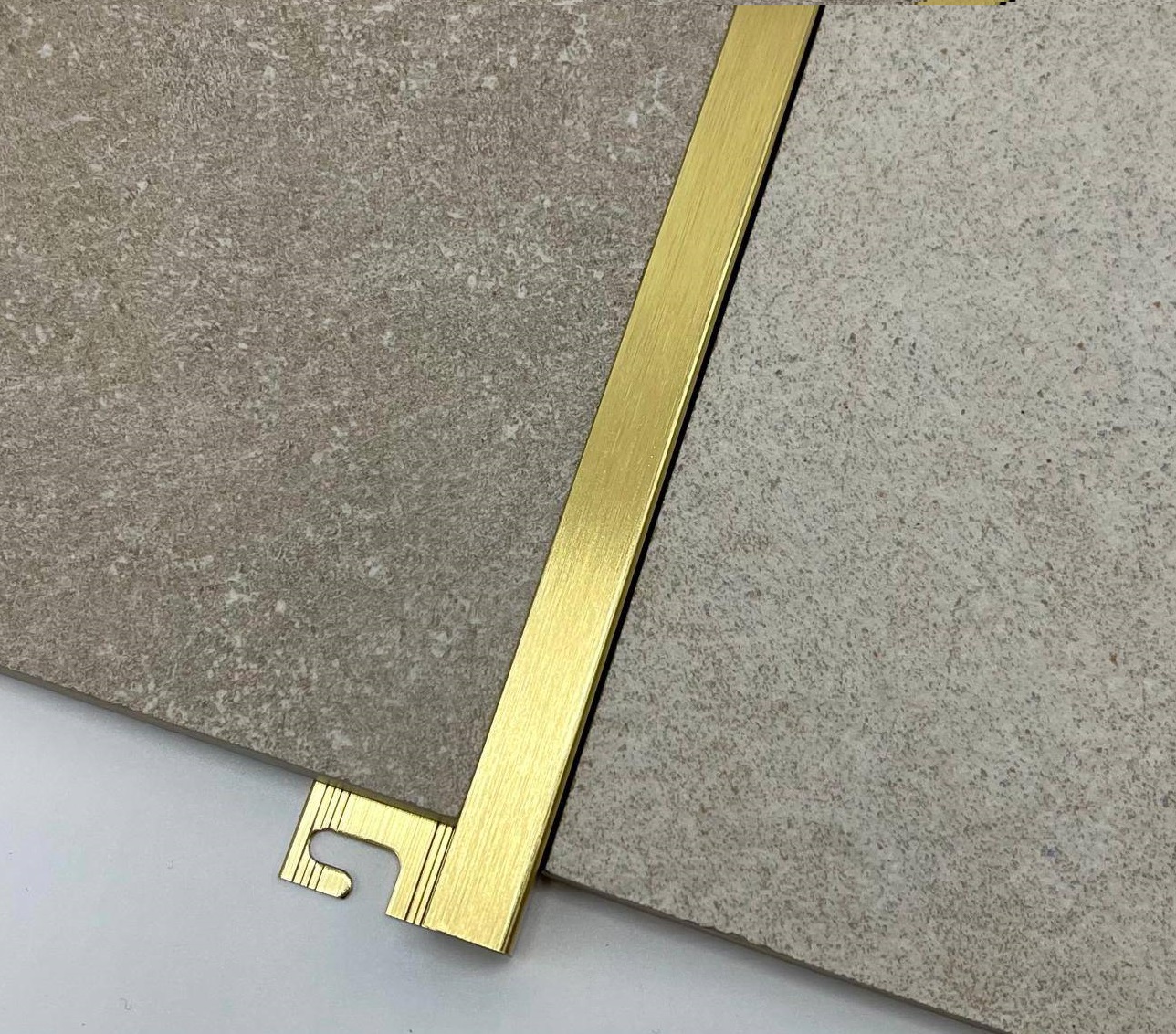 Profil-trecere-auriu-periat-Progress-PJQSBOS Profil de trecere intre 2 suprafete Progress PJQSBOS 10 aluminiu - imagine 1